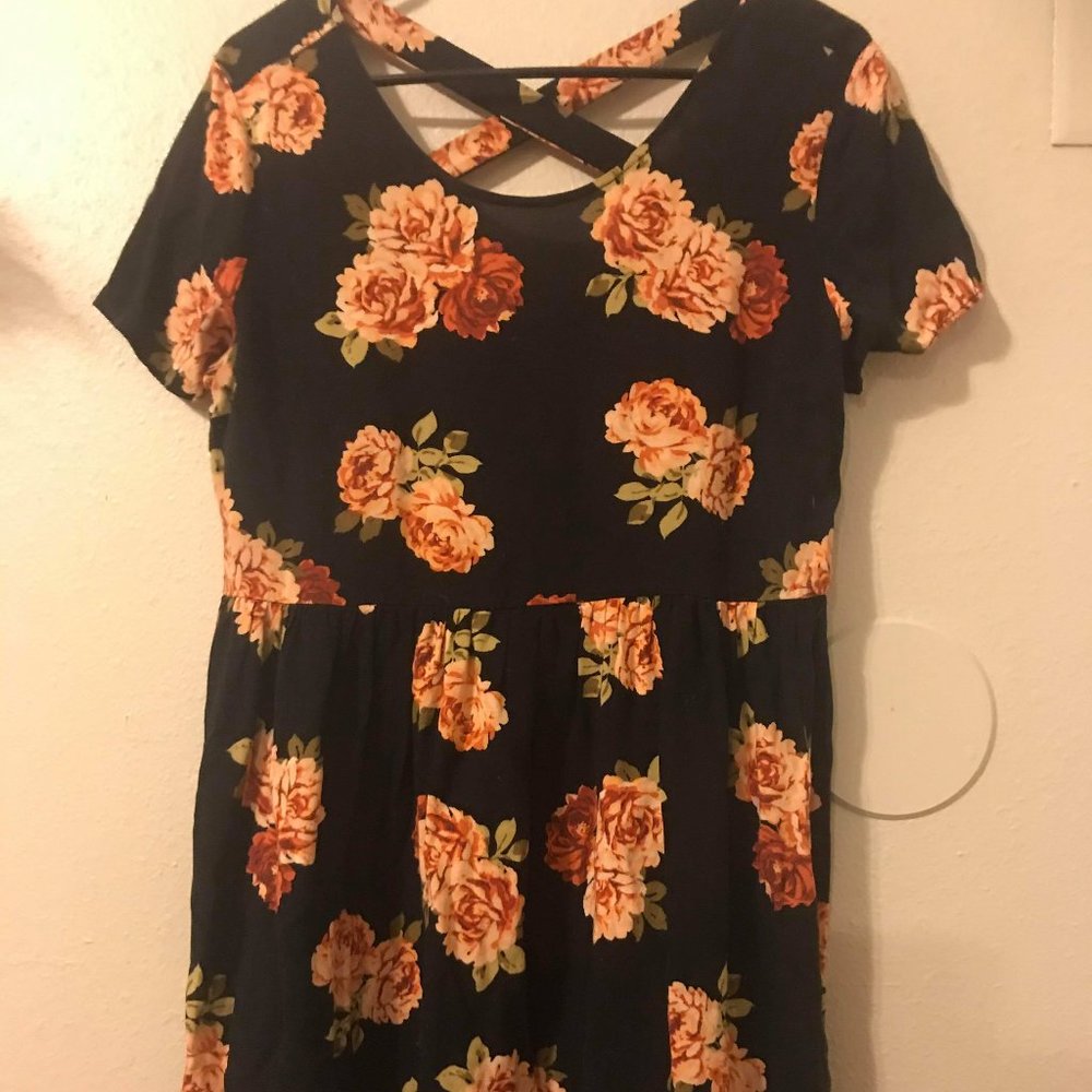 Floral dress with sleeves and crossed back detail